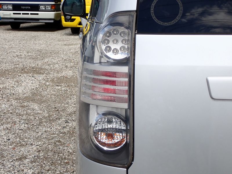 2007 Toyota Voxy DBA-ZRR70G (UW-6a98d868a4a52)[40]