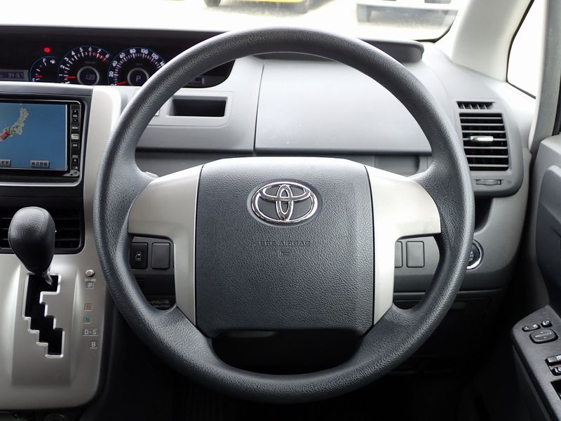 2007 Toyota Voxy DBA-ZRR70G (UW-6a98d868a4a52)[27]