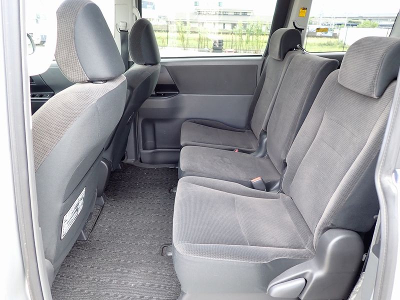 2007 Toyota Voxy DBA-ZRR70G (UW-6a98d868a4a52)[19]