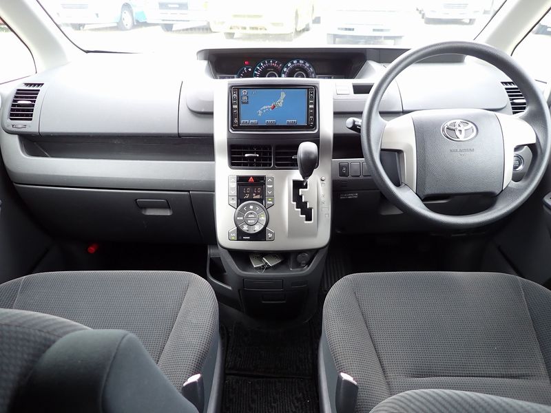 2007 Toyota Voxy DBA-ZRR70G (UW-6a98d868a4a52)[26]