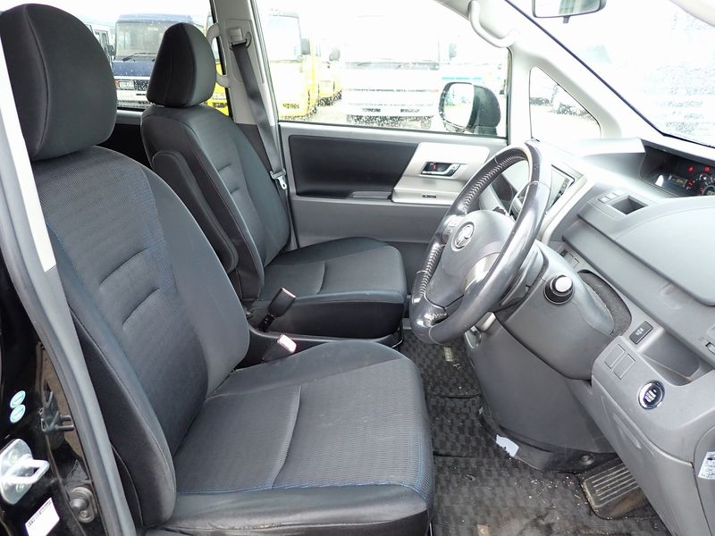 2009 Toyota Voxy DBA-ZRR70W (UW-6a98d86bb1128)[17]