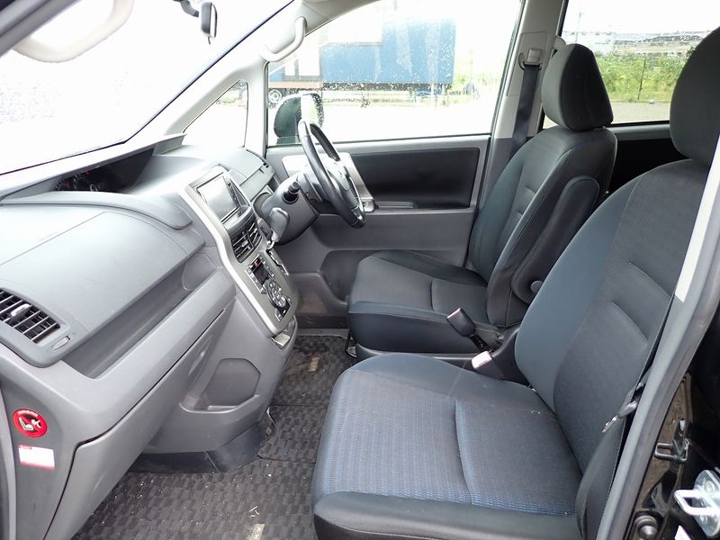 2009 Toyota Voxy DBA-ZRR70W (UW-6a98d86bb1128)[18]