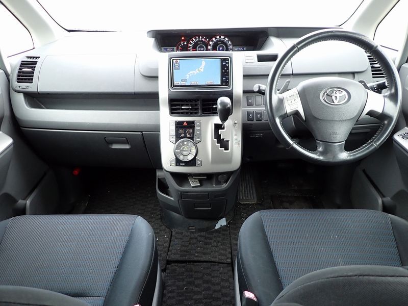 2009 Toyota Voxy DBA-ZRR70W (UW-6a98d86bb1128)[23]