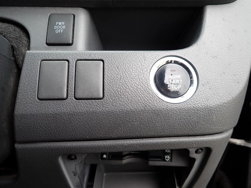 2009 Toyota Voxy DBA-ZRR70W (UW-6a98d86bb1128)[25]
