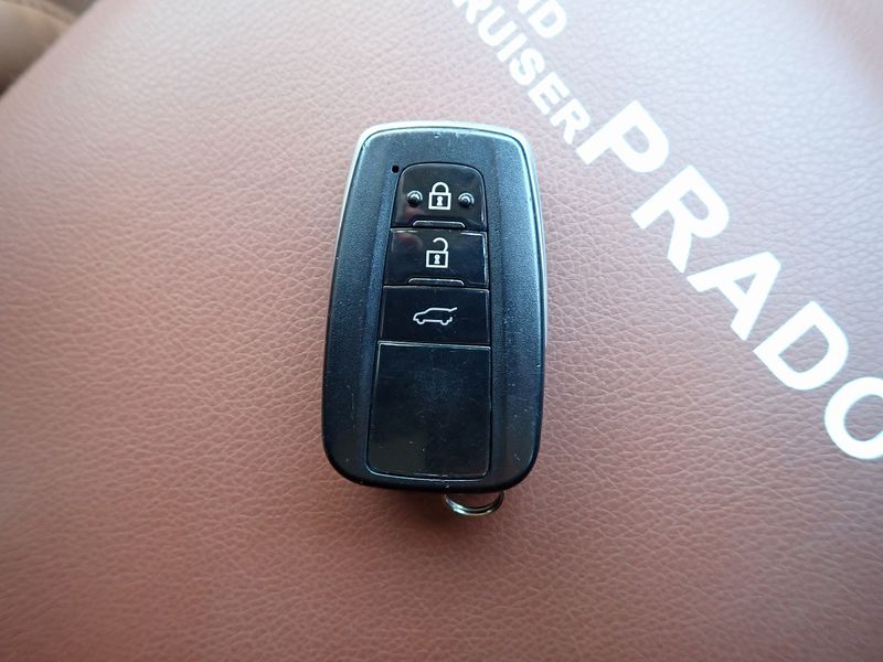 2021 Toyota Land Cruiser Prado 3BA-TRJ150W (UW-6a98d87f3b1d5)[37]