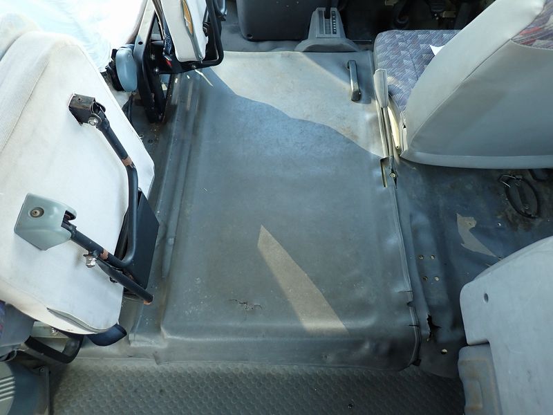 2005 Nissan Civilian Bus UD-DVW41 (UW-6a98d8e55909e)[42]