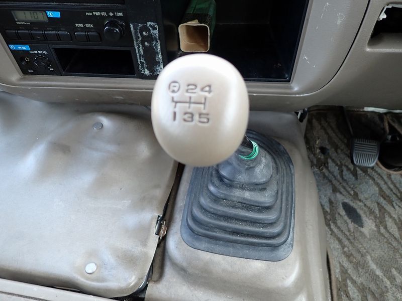 1996 Toyota Coaster KC-HZB40 (UW-6a98d8f26a8d4)[22]