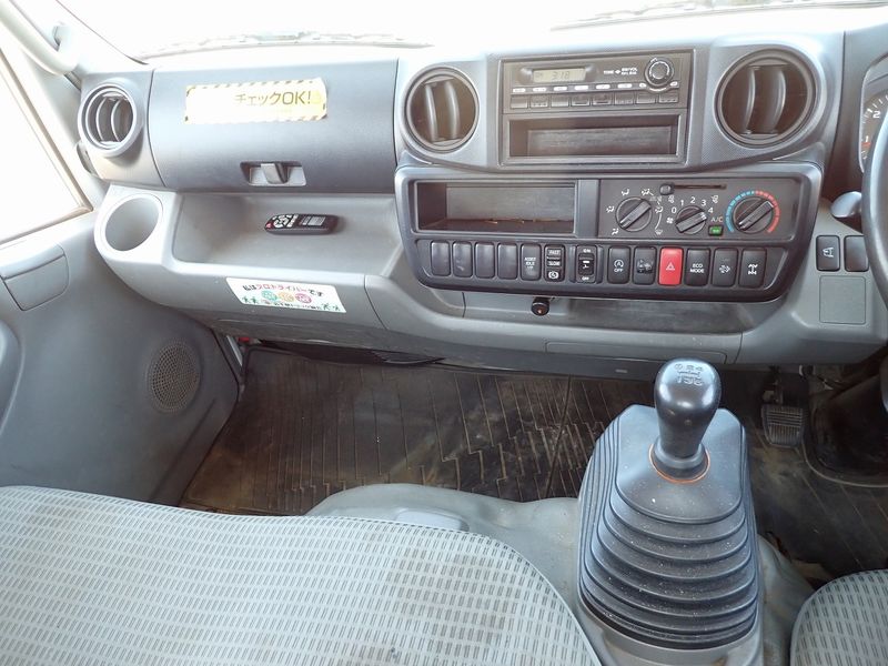 2013 Hino DUTRO TKG-XZU675M (UW-6a98d8f57084a)[29]