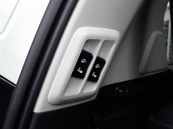 2022 Toyota Land Cruiser Prado 3BA-TRJ150W (UW-6a98d911c55c3)[28]