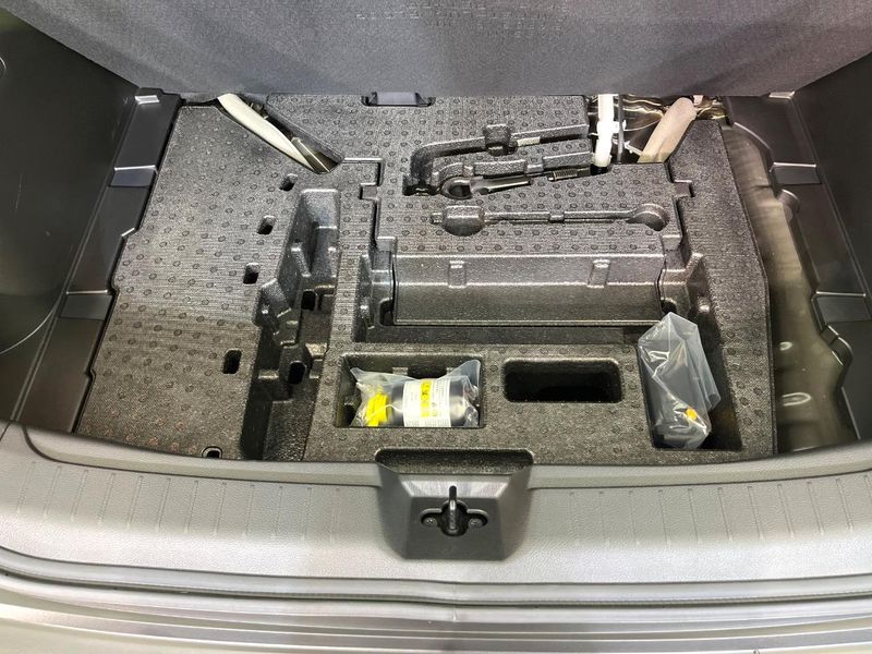2021 Nissan Note 6AA-E13 (UW-6a98e46fb38a7)[24]