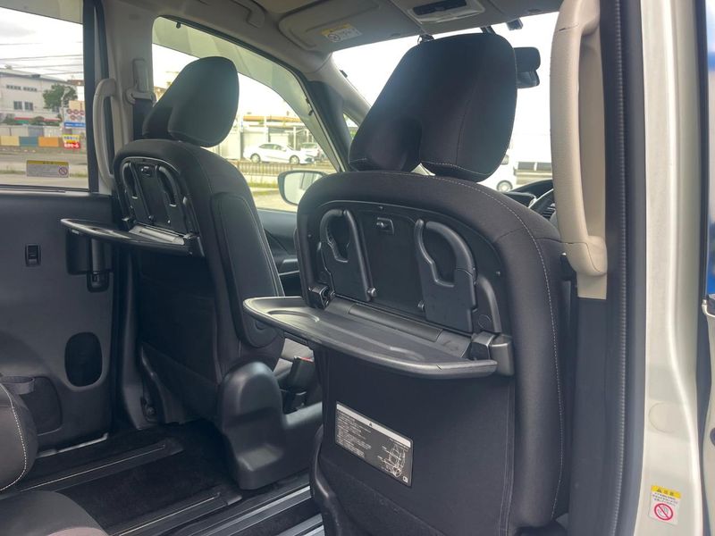 2017 Nissan Serena DAA-GFC27 (UW-6a98e497d5601)[20]