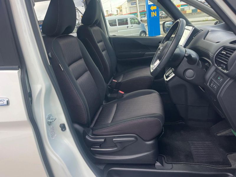 2017 Nissan Serena DAA-GFC27 (UW-6a98e497d5601)[17]