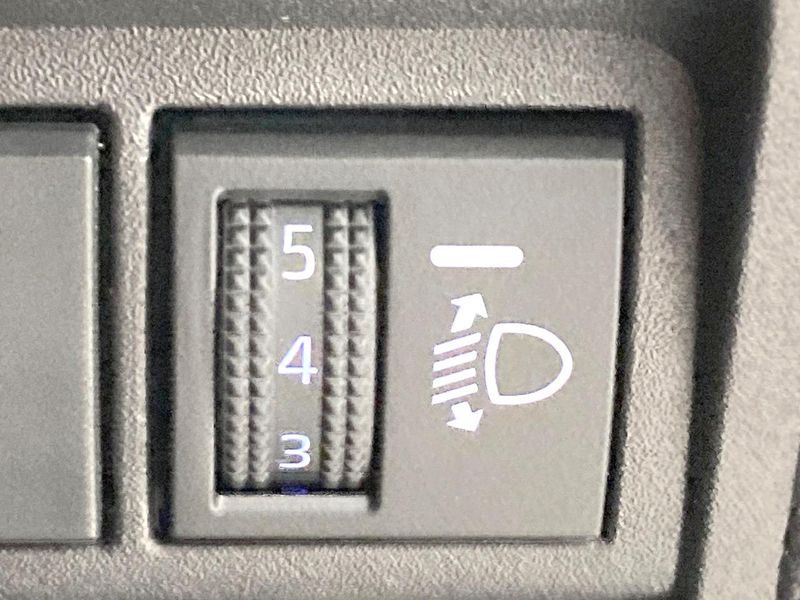 2021 Toyota Yaris Cross 6AA-MXPJ10 (UW-6a98e699bd739)[28]