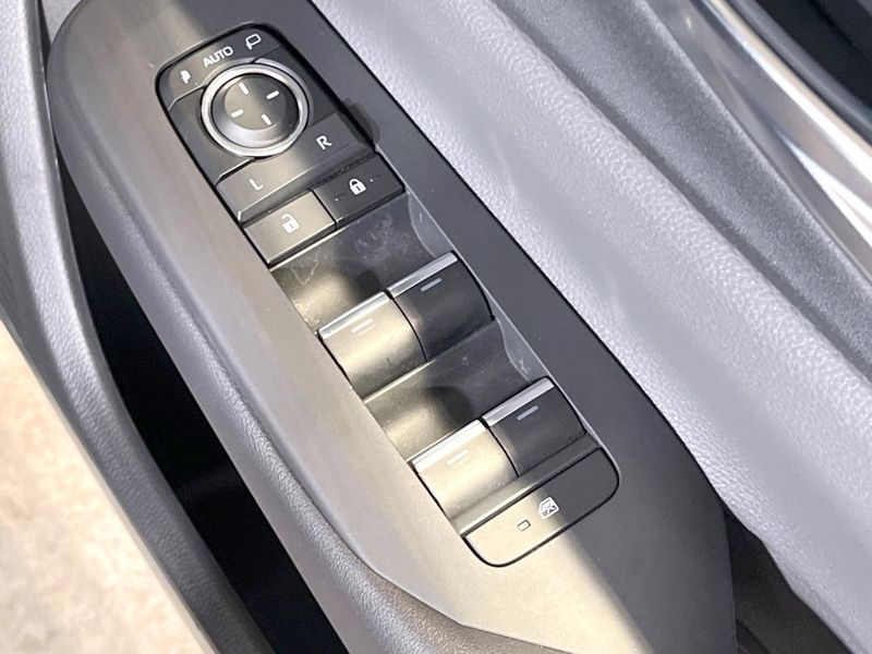 2023 Toyota Prius 6AA-MXWH60 (UW-6a98e6c606522)[9]