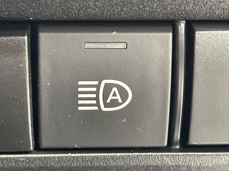 2022 Toyota Voxy 6BA-MZRA90W (UW-6a98e6d2e297f)[24]