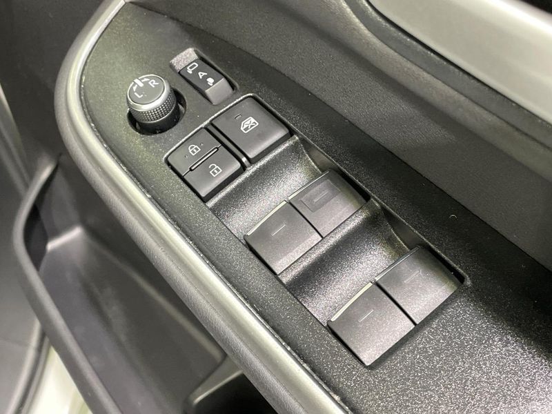 2022 Toyota Voxy 6BA-MZRA90W (UW-6a98e6d2e297f)[23]