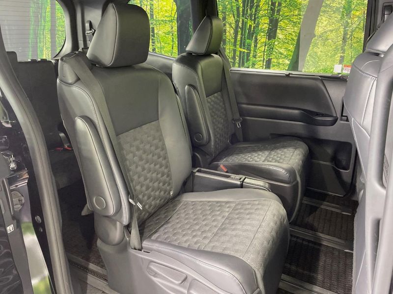 2023 Toyota Voxy 6BA-MZRA90W (UW-6a98e6d49d4af)[28]