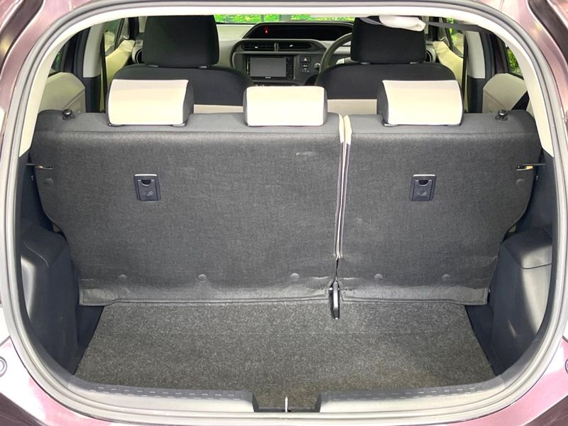 2014 Toyota Aqua DAA-NHP10 (UW-6a98e6e5d4518)[28]