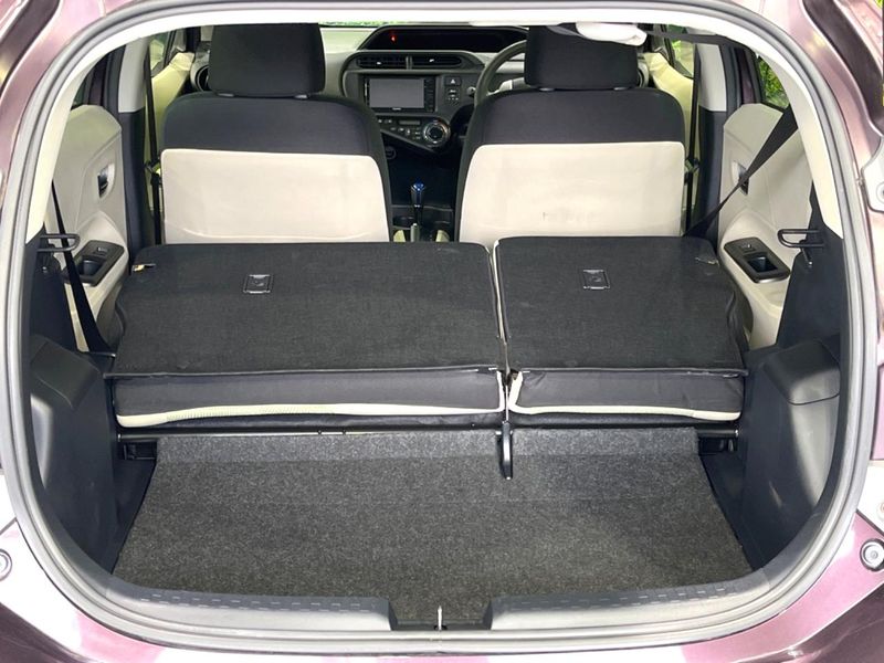 2014 Toyota Aqua DAA-NHP10 (UW-6a98e6e5d4518)[29]