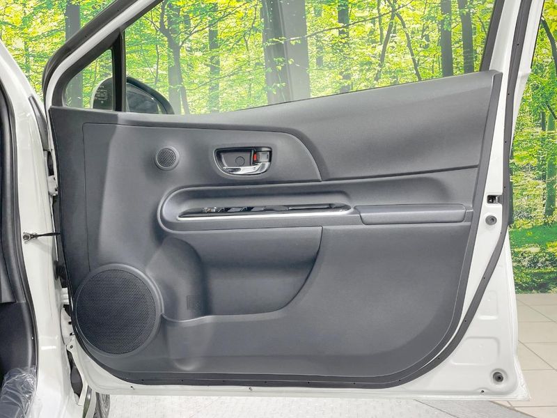 2016 Toyota Aqua DAA-NHP10 (UW-6a98e6e798d53)[15]