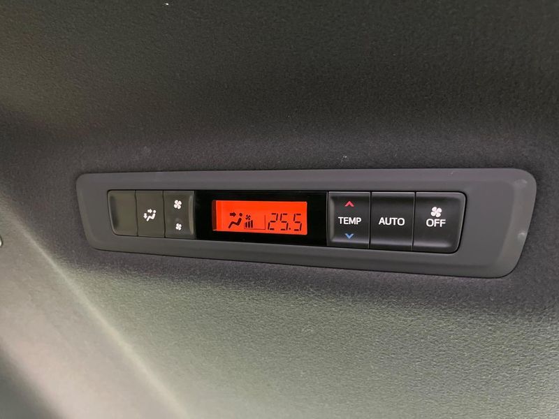 2019 Toyota Voxy DBA-ZRR80W (UW-6a98e7ae4a56d)[28]