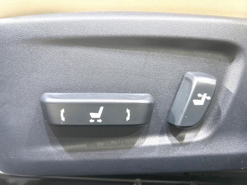 2013 Lexus IS DAA-AVE30 (UW-6a9a355fd03ab)[4]