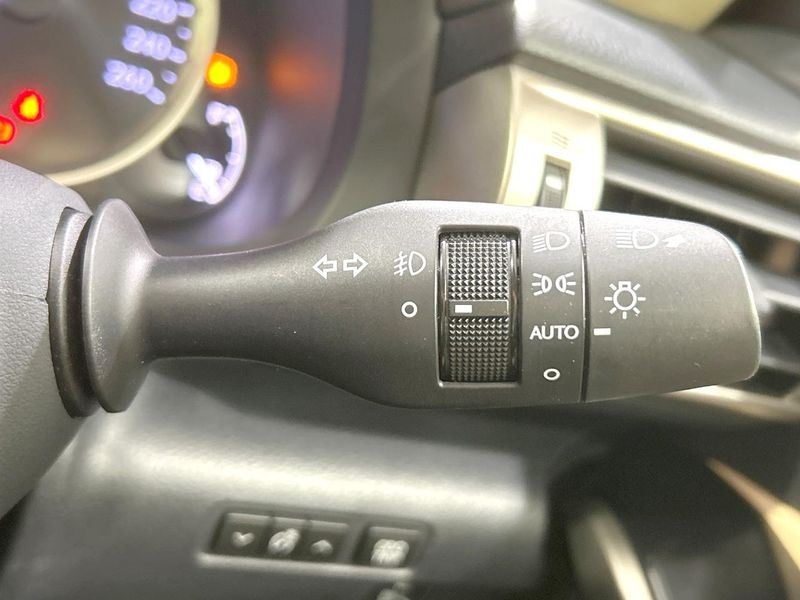 2013 Lexus IS DAA-AVE30 (UW-6a9a355fd03ab)[29]