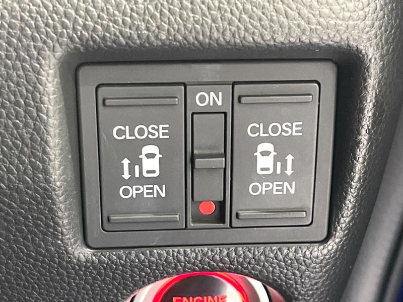 2017 Honda N-BOX CUSTOM DBA-JF3 (UW-6a9a36bd0cc82)[26]