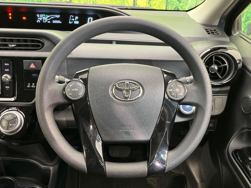 2017 Toyota Aqua DAA-NHP10 (UW-6a9a387d2a81d)[18]