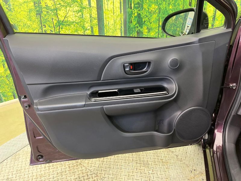 2017 Toyota Aqua DAA-NHP10 (UW-6a9a387d2a81d)[9]