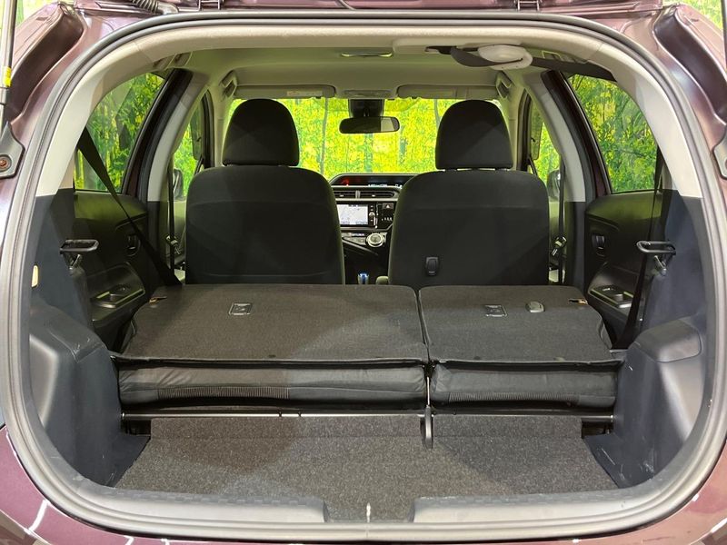 2017 Toyota Aqua DAA-NHP10 (UW-6a9a387d2a81d)[12]