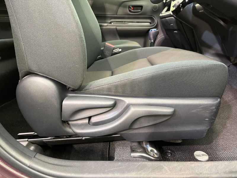2017 Toyota Aqua DAA-NHP10 (UW-6a9a387d2a81d)[21]