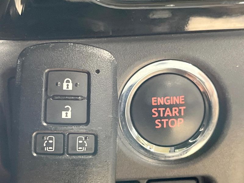 2017 Toyota Noah DBA-ZRR80W (UW-6a9a394de0b7e)[8]