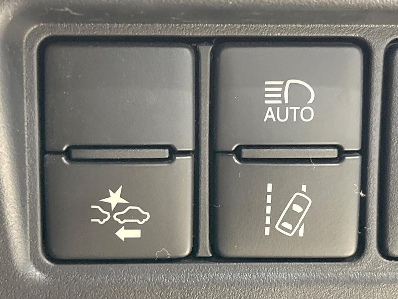 2017 Toyota Noah DBA-ZRR80W (UW-6a9a394de0b7e)[12]