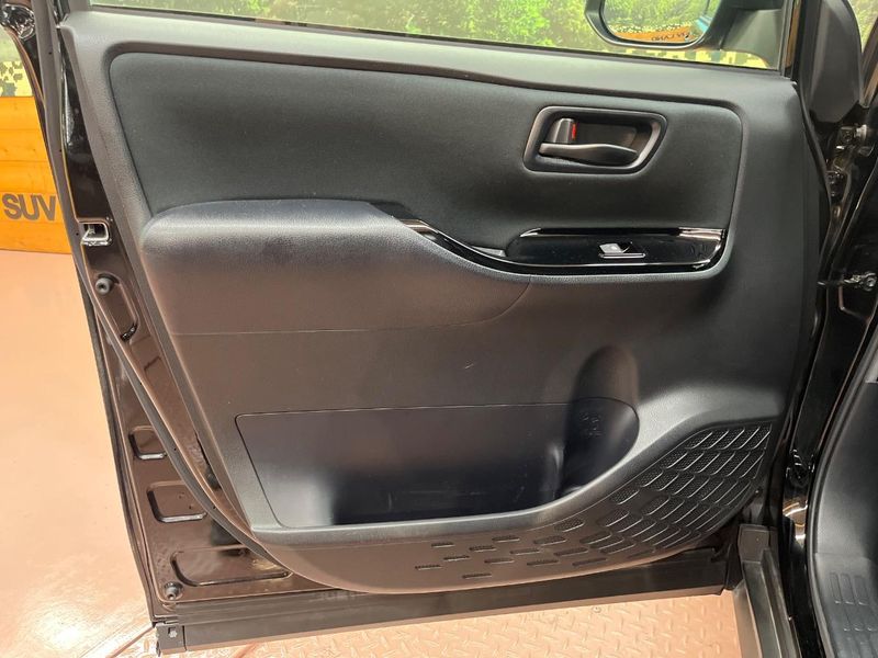 2017 Toyota Voxy DBA-ZRR80W (UW-6a9a394dee574)[4]