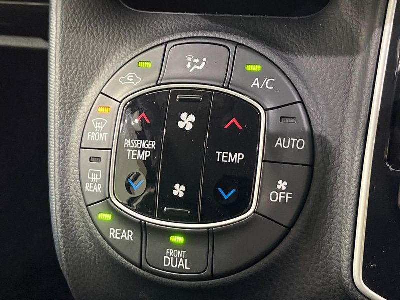 2016 Toyota Voxy DBA-ZRR85G (UW-6a9a395a5ec91)[17]