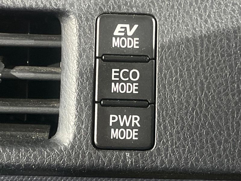 2014 Toyota Noah DAA-ZWR80G (UW-6a9a3989cdd58)[20]