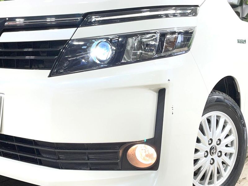 2015 Toyota Voxy DAA-ZWR80G (UW-6a9a398a49344)[10]