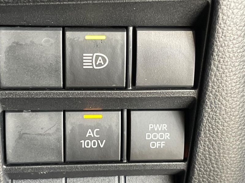 2023 Toyota Voxy 6AA-ZWR90W (UW-6a9a39936fa5d)[21]