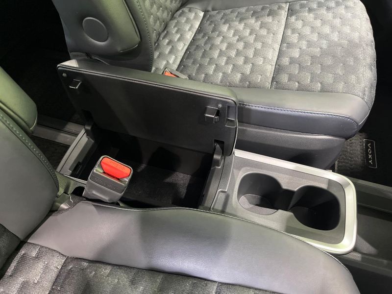 2023 Toyota Voxy 6AA-ZWR90W (UW-6a9a39936fa5d)[28]