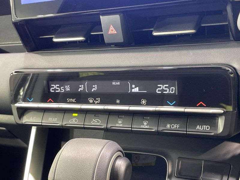 2023 Toyota Noah 6AA-ZWR90W (UW-6a9a399671c9b)[18]