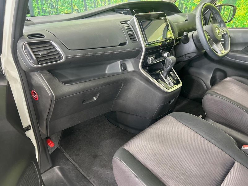 2017 Nissan Serena DAA-GFC27 (UW-6a9b879f14f52)[18]