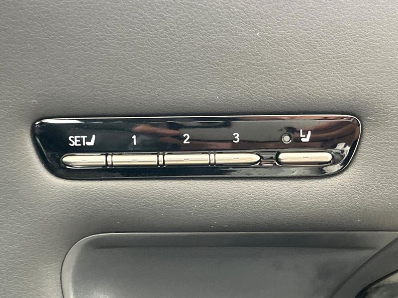 2017 Lexus LS DAA-GVF55 (UW-6a9b87d9b335f)[29]