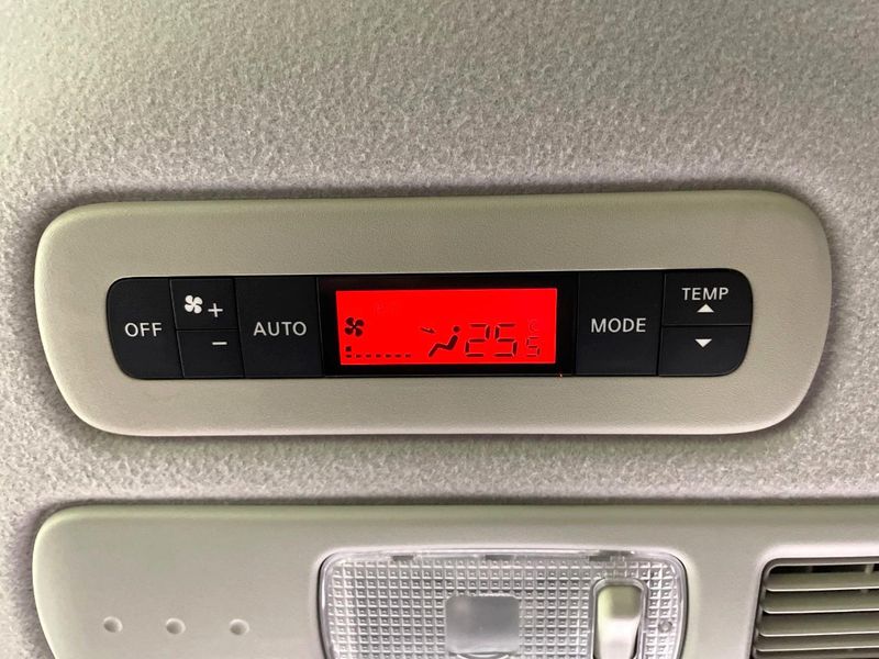 2014 Nissan Serena DAA-HFC26 (UW-6a9b87fb1b857)[21]
