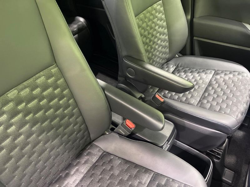 2022 Toyota Voxy 6BA-MZRA90W (UW-6a9b89c8175d3)[28]
