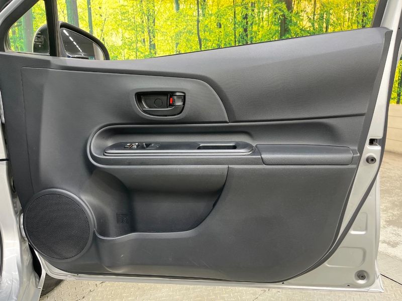2015 Toyota Aqua DAA-NHP10 (UW-6a9b89dc80c85)[10]