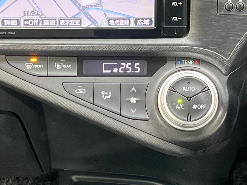 2015 Toyota Aqua DAA-NHP10 (UW-6a9b89dc80c85)[24]