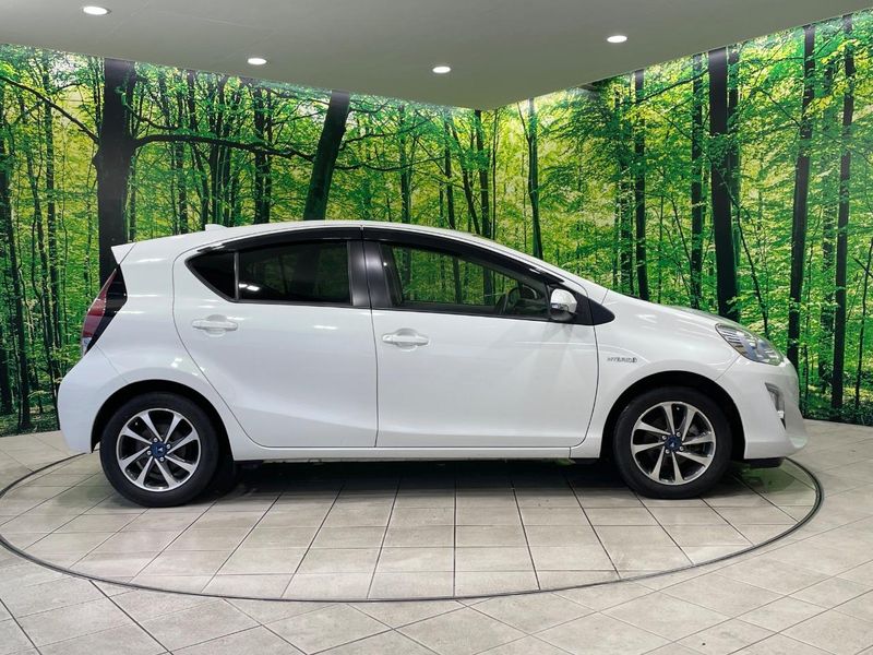 2015 Toyota Aqua DAA-NHP10 (UW-6a9b89e30bf4d)[9]