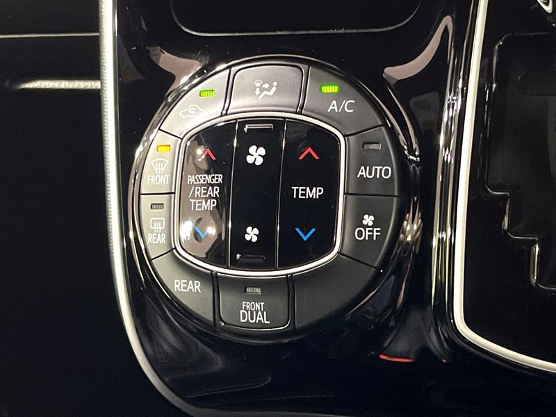 2017 Toyota Esquire DBA-ZRR80G (UW-6a9b8ab915731)[11]