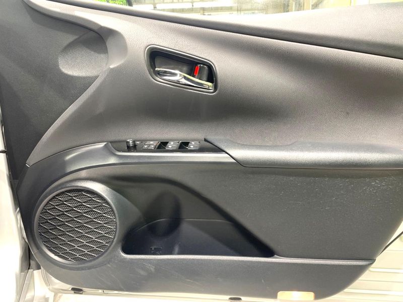 2017 Toyota Prius PHV DLA-ZVW52 (UW-6a9b8ae92c519)[19]